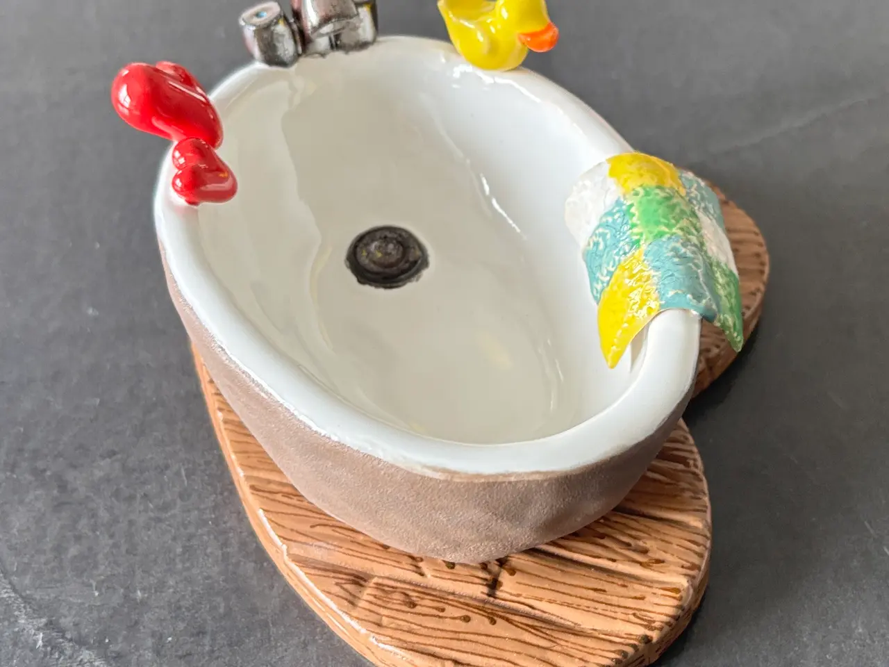 Billede 3 - Badekar med pynt og på fod håndlavet i keramik.