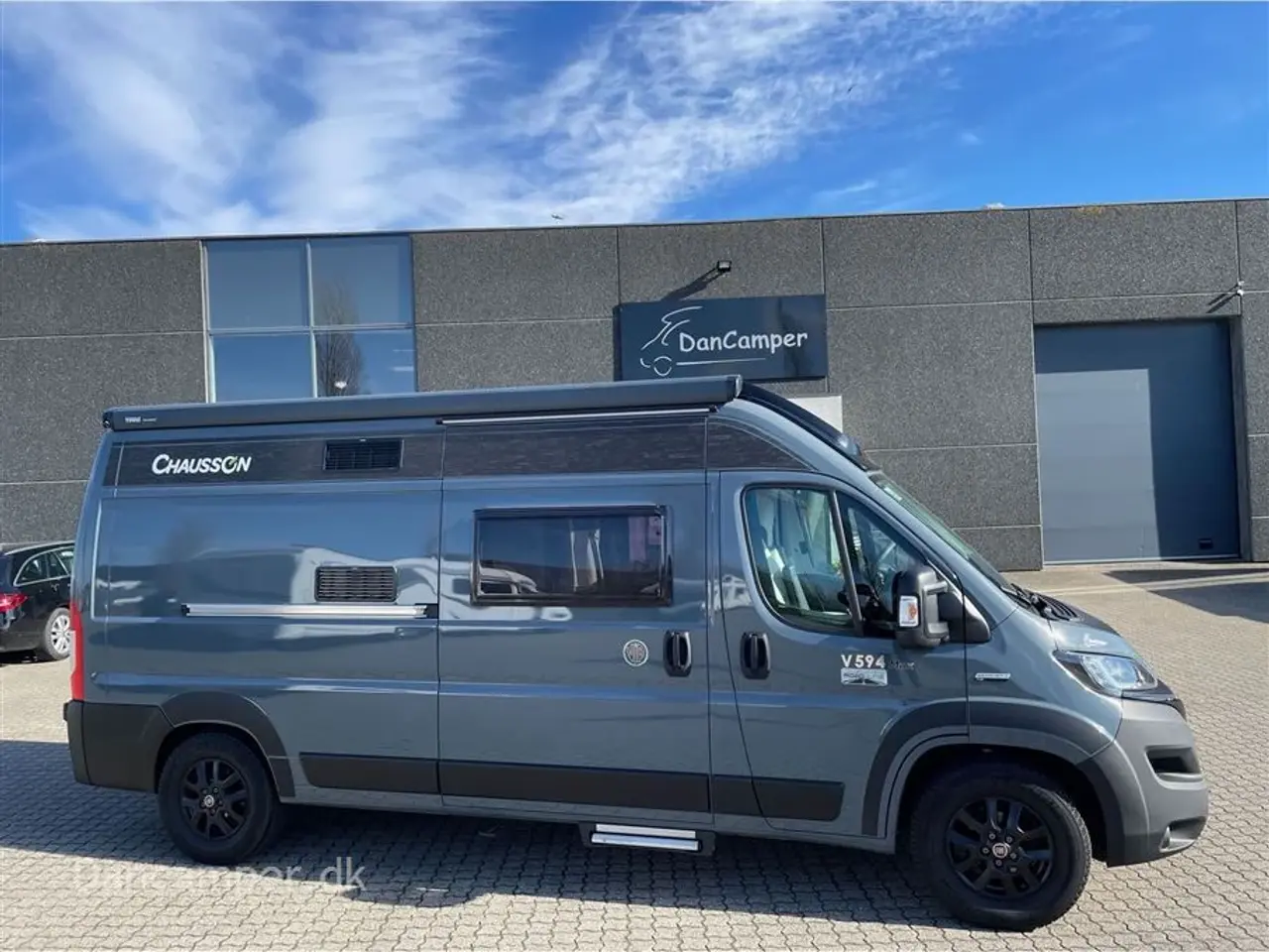 Billede 3 - 2023 - Chausson ROAD LINE V594 VIP MAX UNDER KLARGØRING! Super spændende, kort van med to dobbeltsenge på tværs i køjesystem. 2,2, L motor , 140 HK, solcelle og markise m.m.