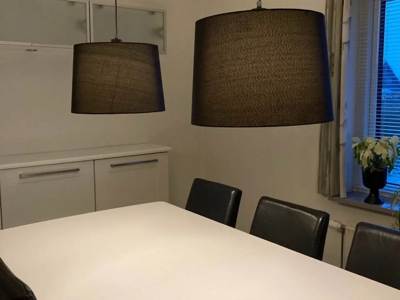 Billede 3 - Spisebord m. 6 stole og 2 lamper.
