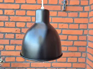 Sød matsort retrolampe fra Luxo 