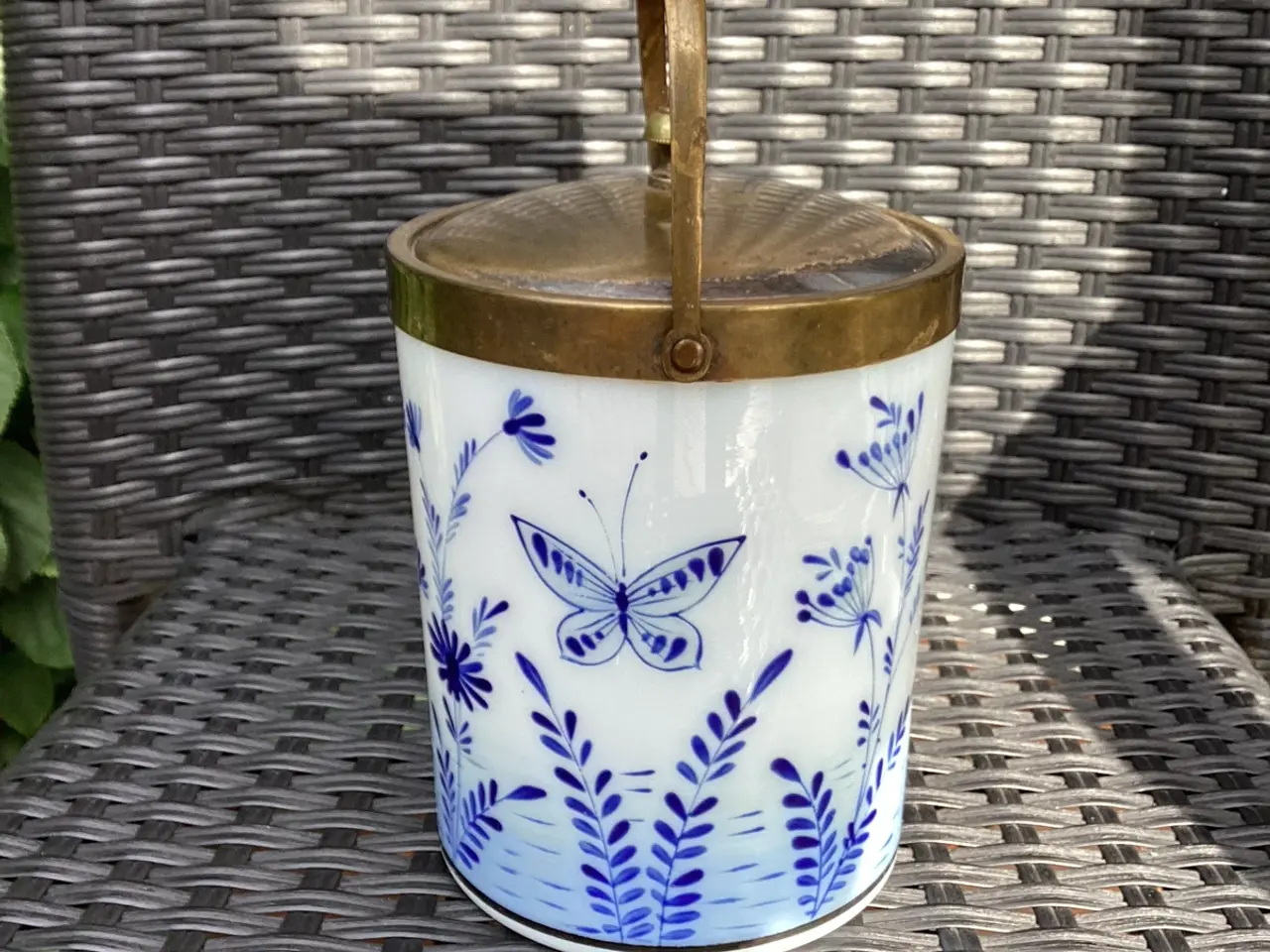 Billede 1 - Fin ældre kiksespand i opaline glas med blå glasur