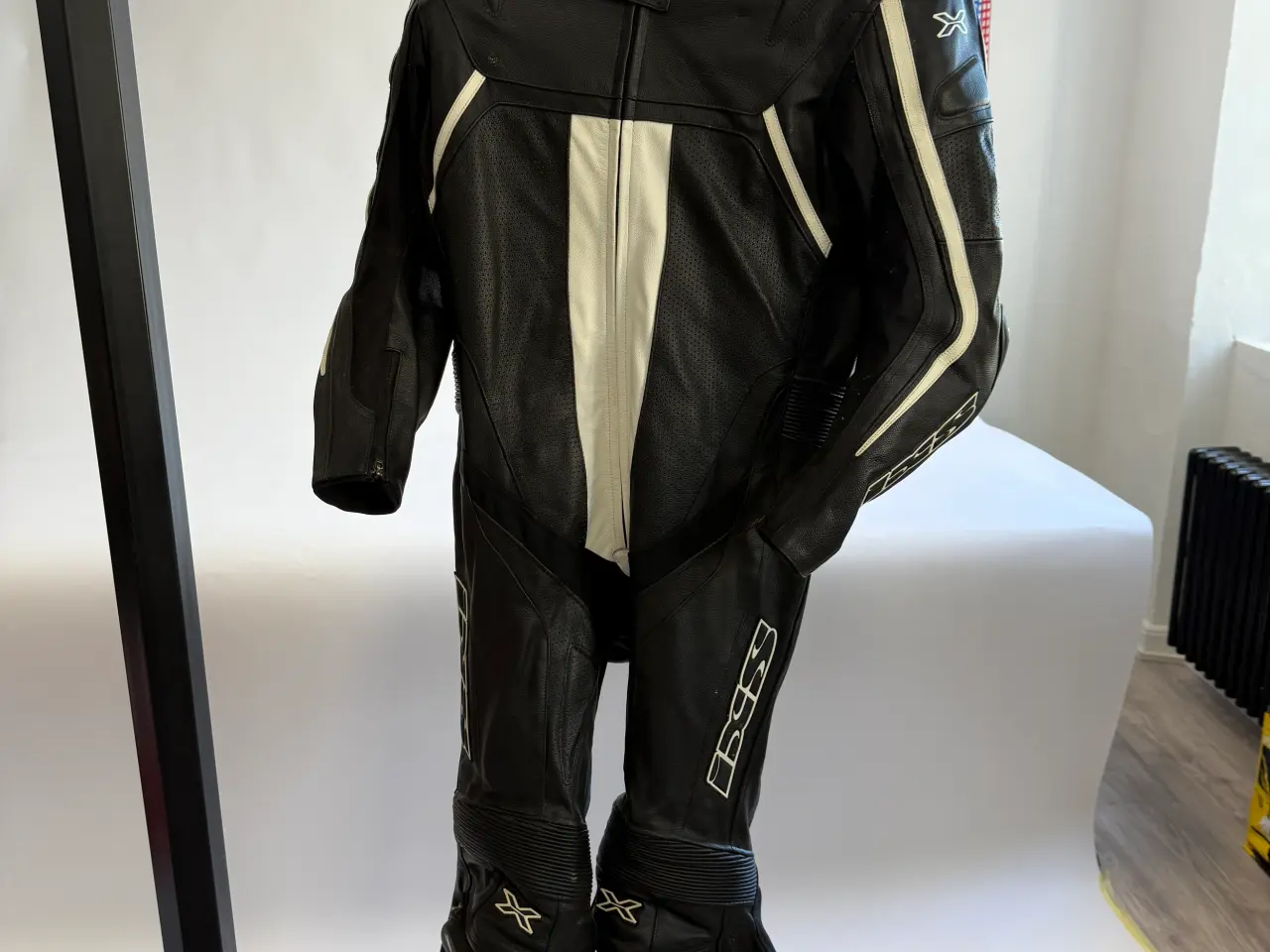 Billede 1 - IXS Motorcykeldragt i læder, sort og hvid farve