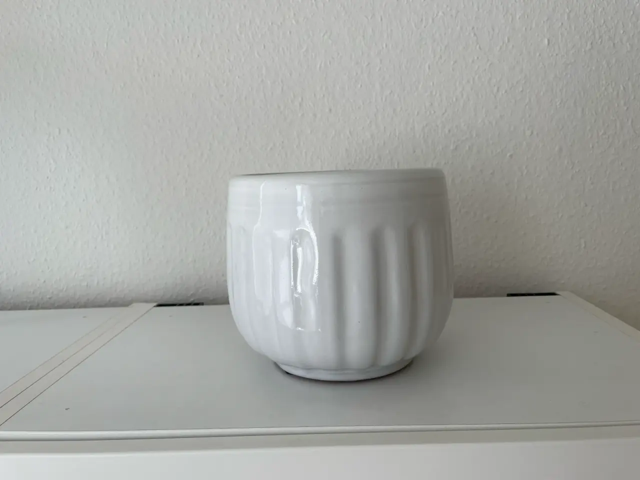 Billede 1 - Hvid Urtepotteskjuler fra Tine K Home 