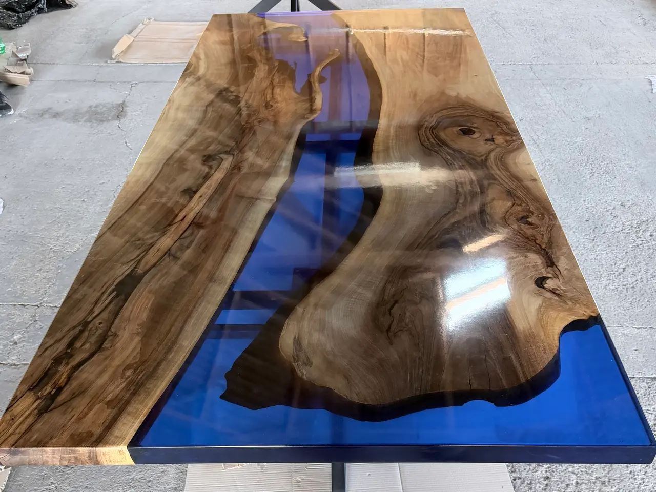 Billede 1 - Epoxy spisebord i valnød med blå river