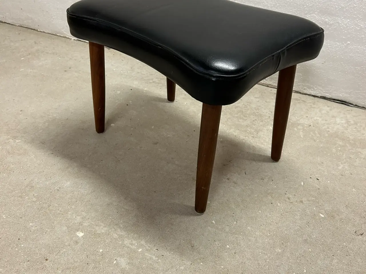 Billede 4 - 🇩🇰 Klassisk dansk vintageskammel i teak og sort 