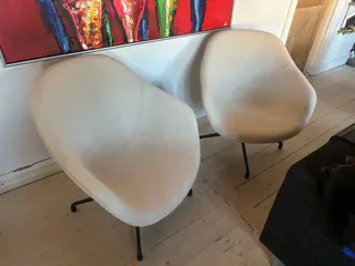 2 Hay about a lounge chair