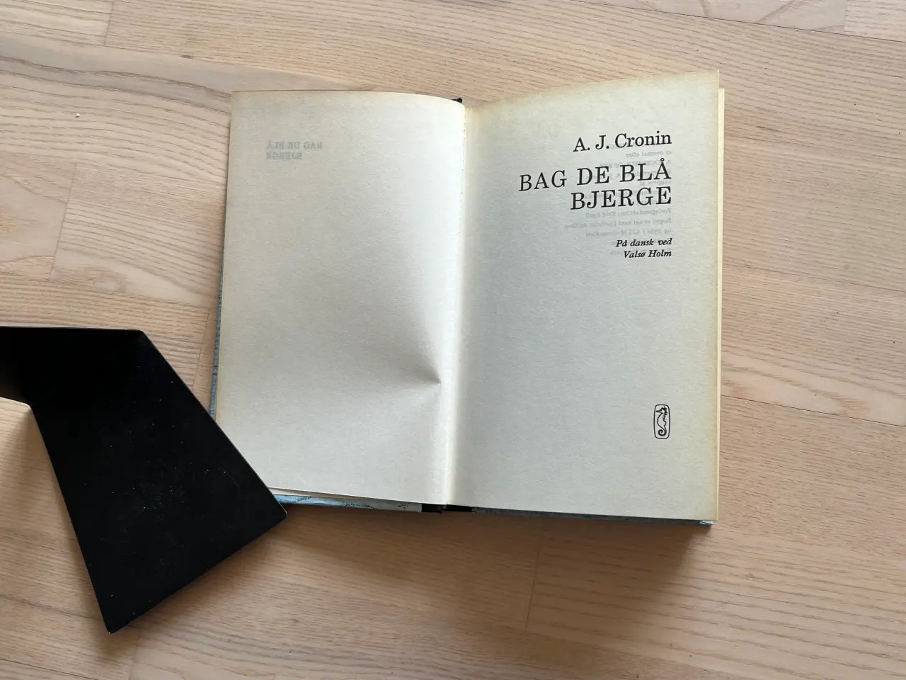 Billede 1 - Bag de blå bjerge - af A. J. Cronin