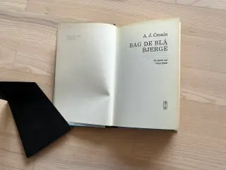 Bag de blå bjerge - af A. J. Cronin