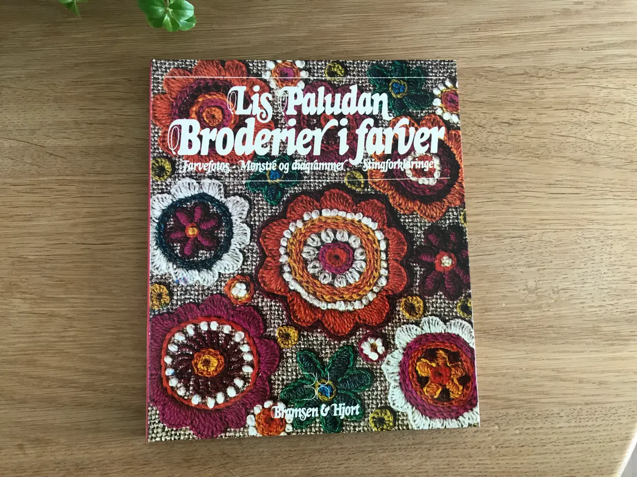 Billede 1 - Broderi i farver af Lis Paludan