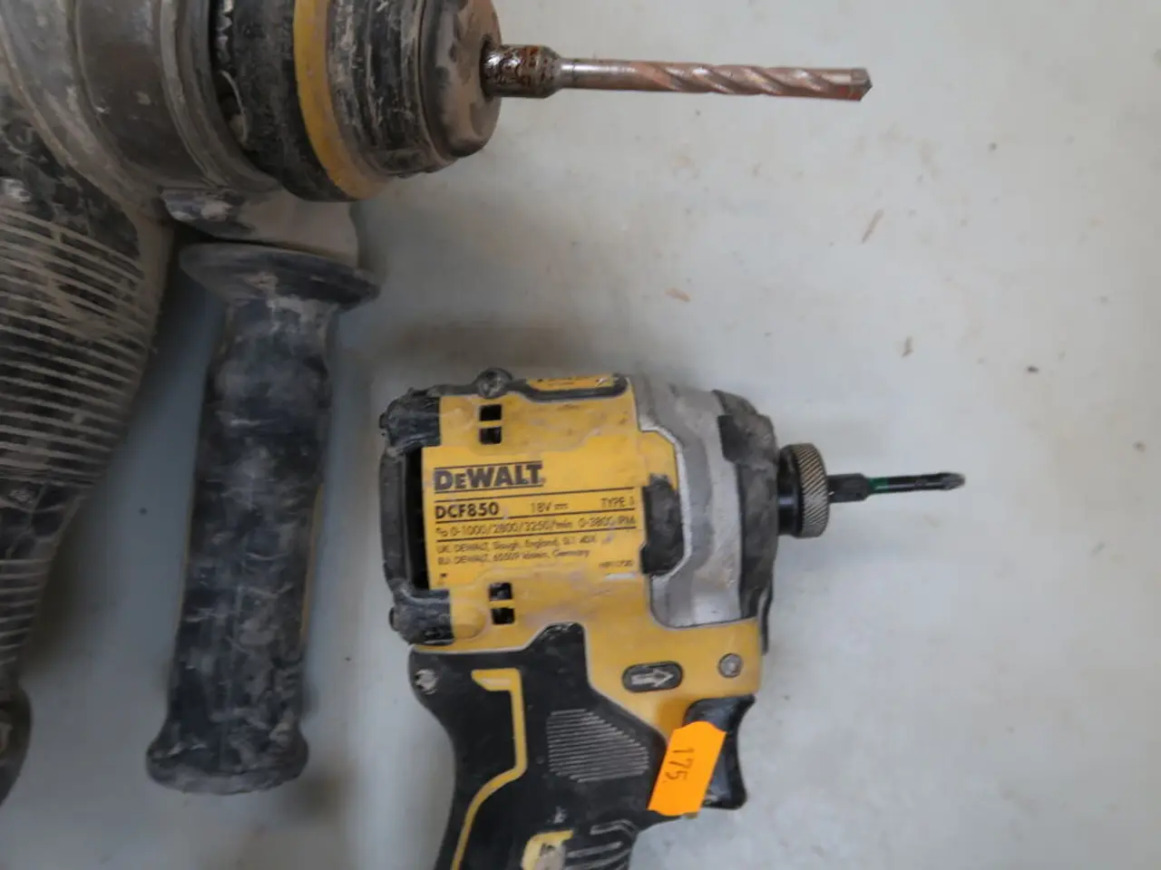 Billede 2 - 2 stk. akku håndværktøj DEWALT DCF850, DCH273 med 2 stk. batterier og lader
