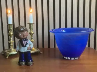 Flot blå glas skål med røde striber