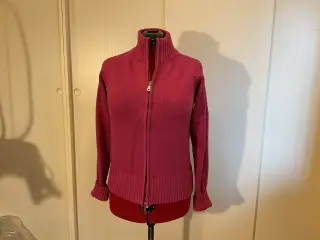 CARDIGAN. I BOMULD. FARVEN CERISE