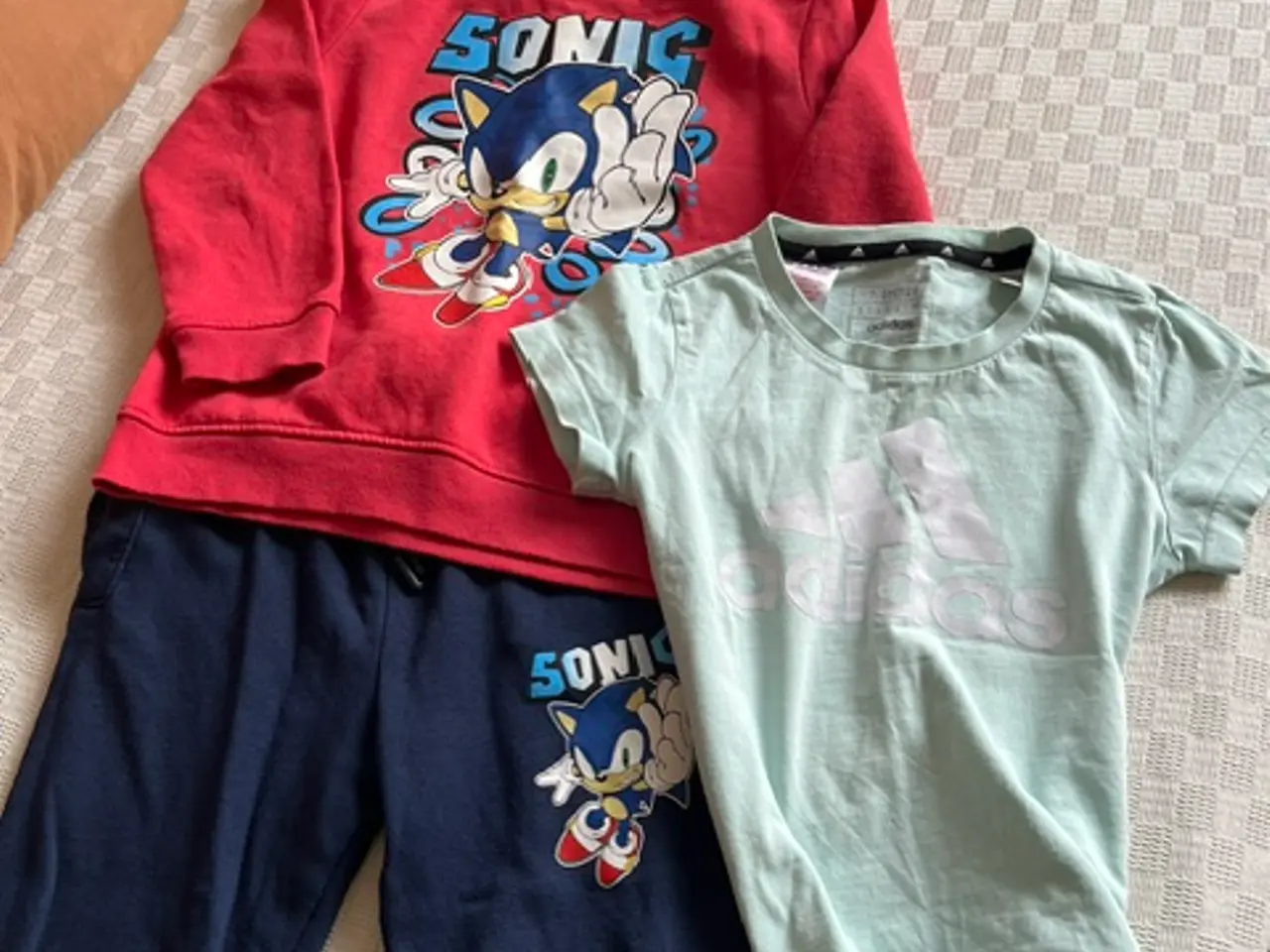 Billede 1 - Unisex str. 7-8 år - Sonic sweatsæt+Adidas T-shirt