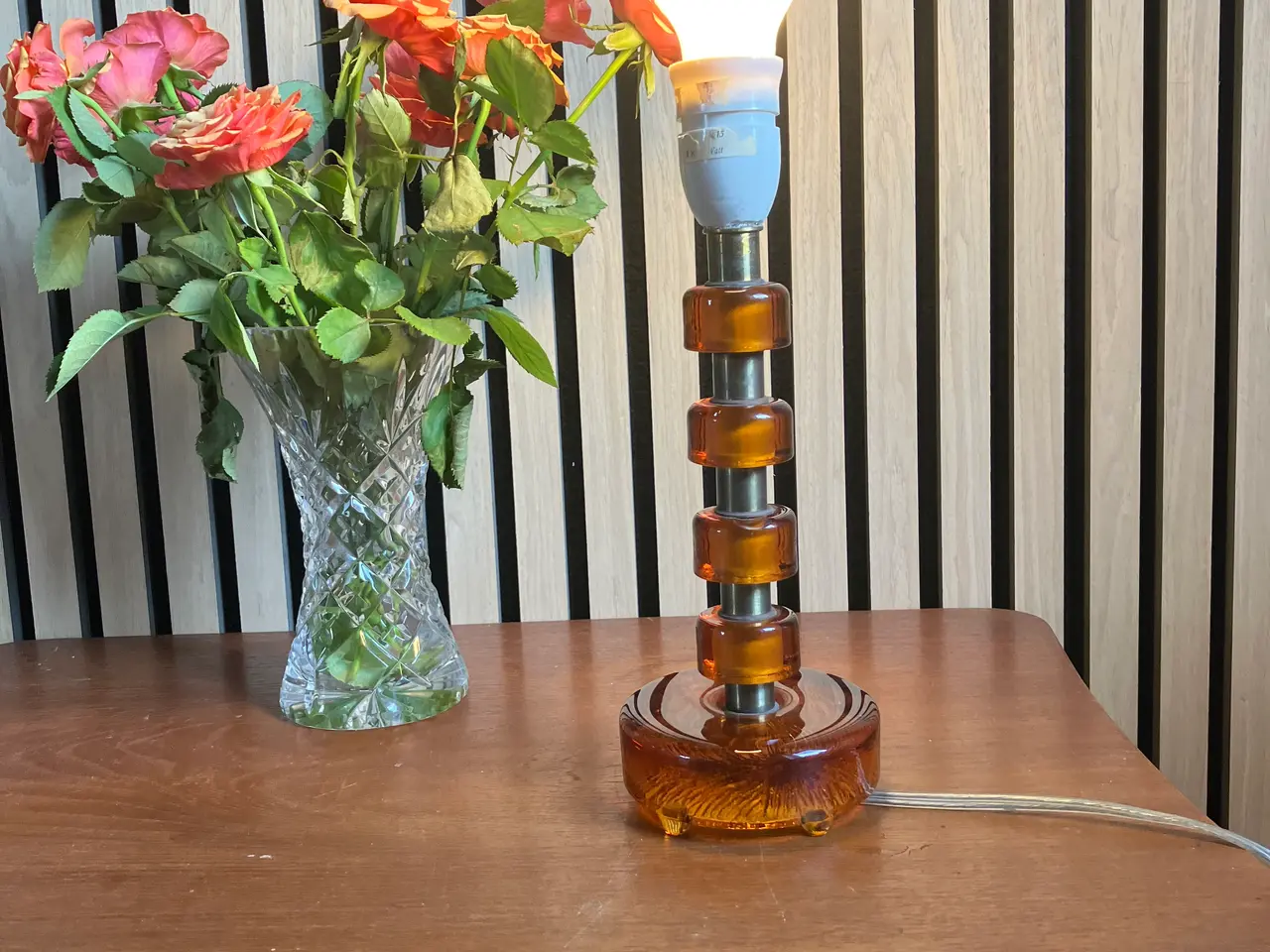 Billede 1 - Retro bordlampe i ravfarvet glas
