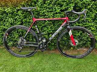 Gravelbike i fuld carbon med Ultegra Di2