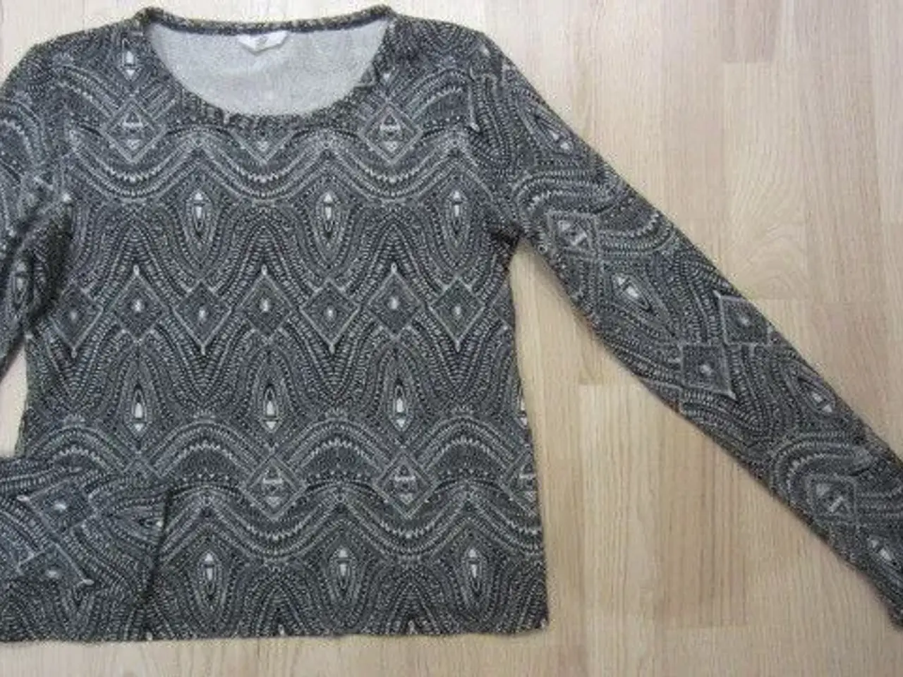 Billede 1 - Str. S, flot og elastisk bluse