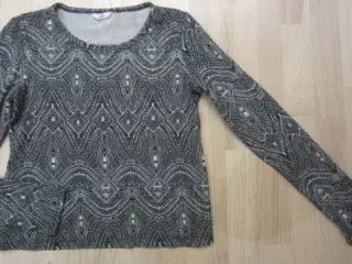 Str. S, flot og elastisk bluse