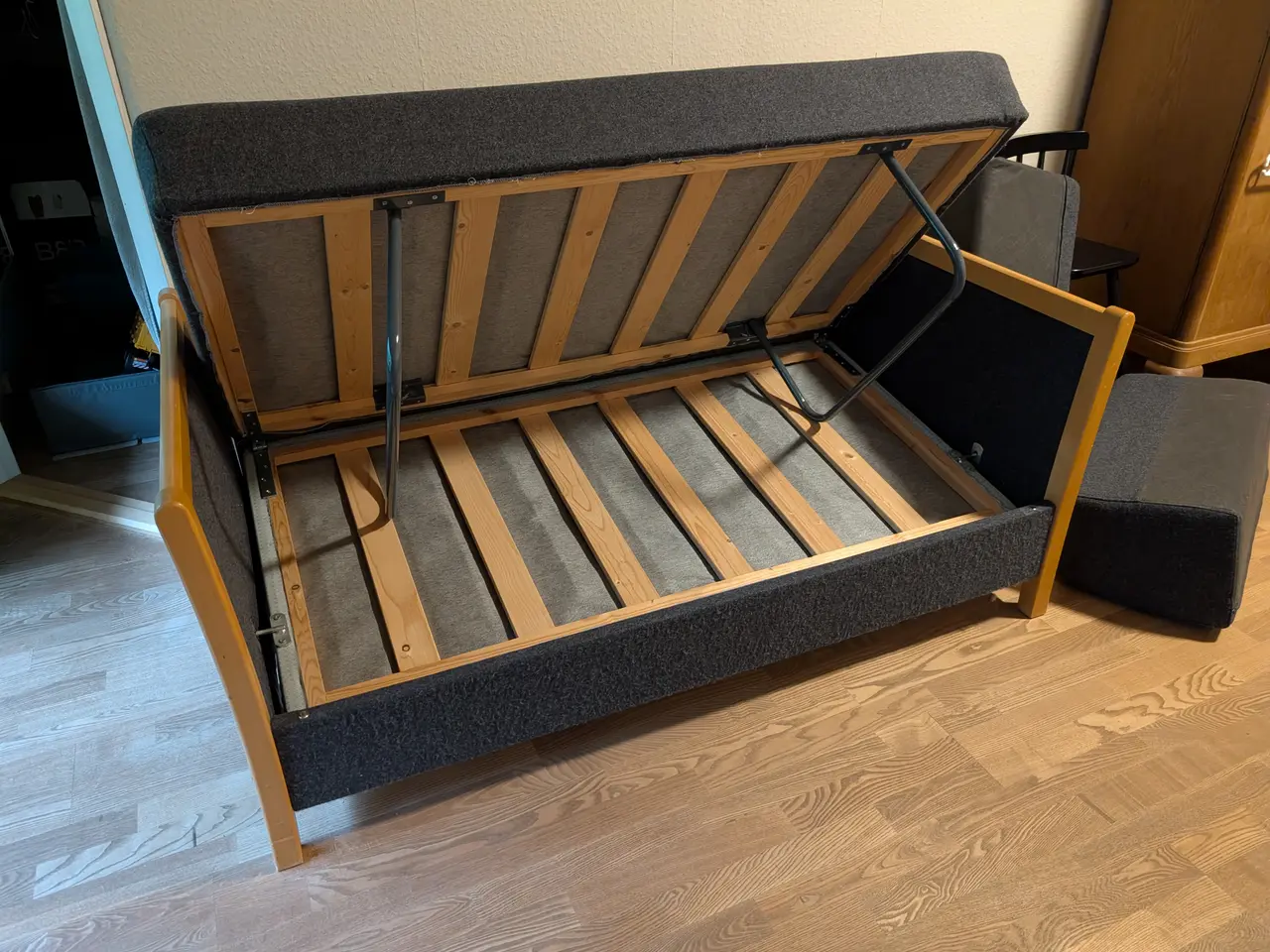 Billede 3 - Sovesofa i bøg og grå stof