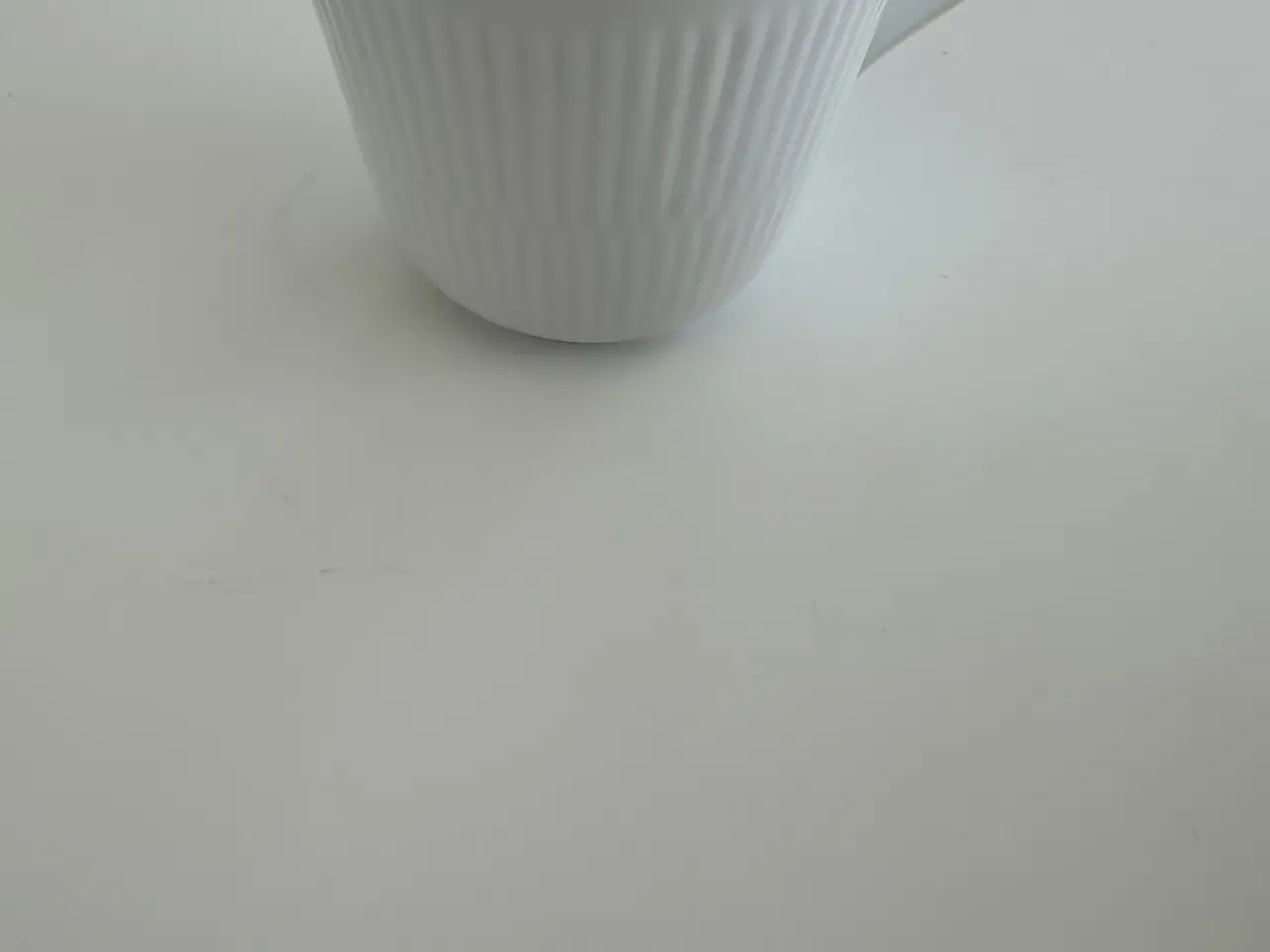 Billede 4 - Royal Copenhagen Hvid Riflet Højhankskop nr 090