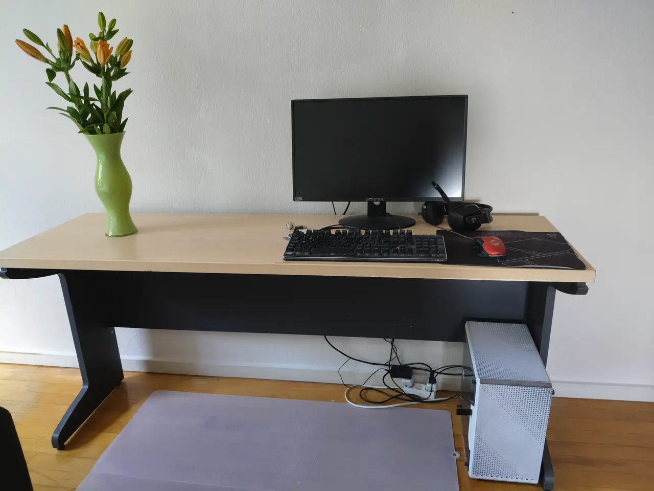 Billede 1 - Skrivebord/computerbord i solid kvalitet