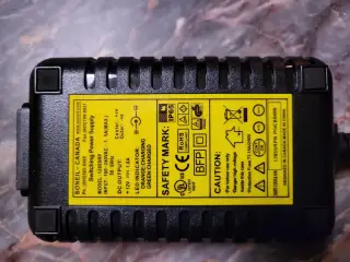 12 Volt lader 1 Amp.