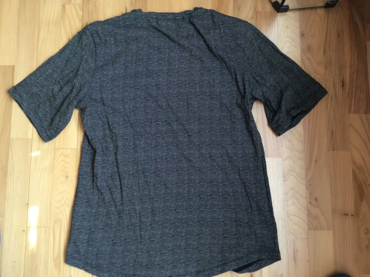 Billede 3 - Sort/gråstribet t-shirt