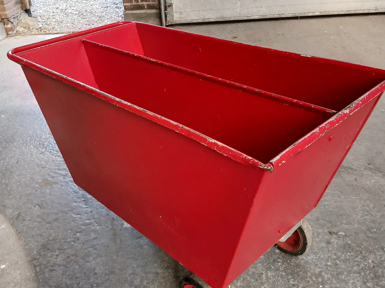 Billede 1 - Fodervogn i jern. 3 hjulet.