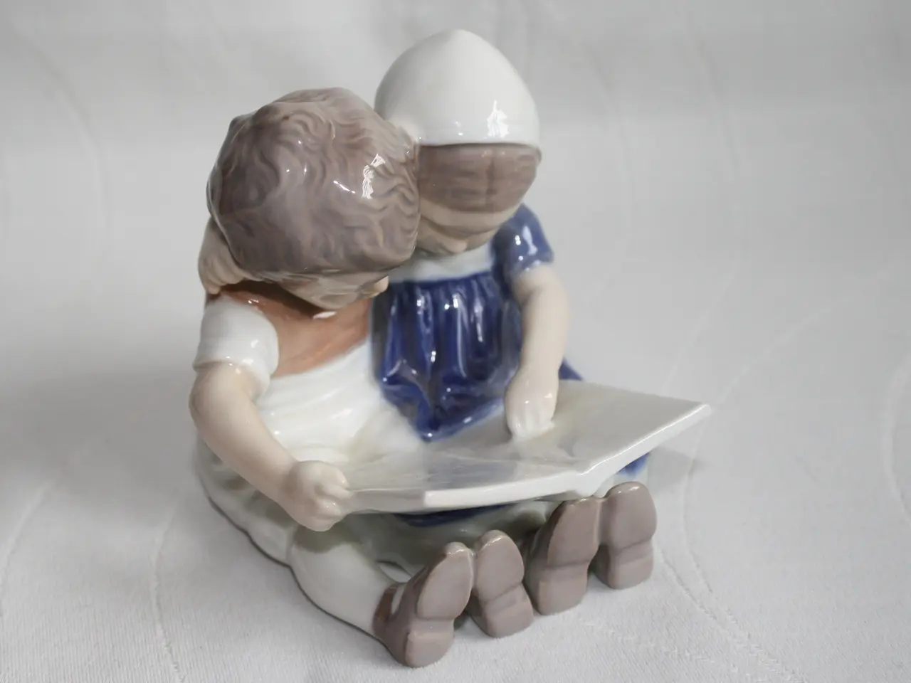 Billede 8 - Læsende børn. Figur fra Bing og grøndahl