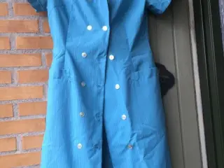 Blå kunststof f eks frisørkittel 197x. Giv et bud.