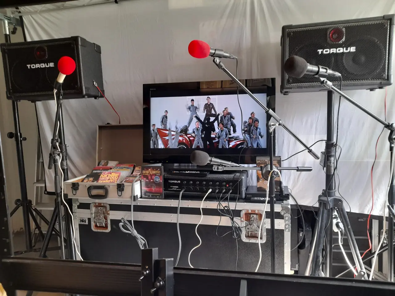 Billede 1 - Udlejes - STORT KARAOKE MED 4 MIC.