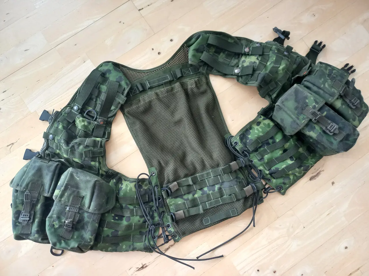Billede 2 - Kampvest M/05 - M/84 – one size - brugt - militær
