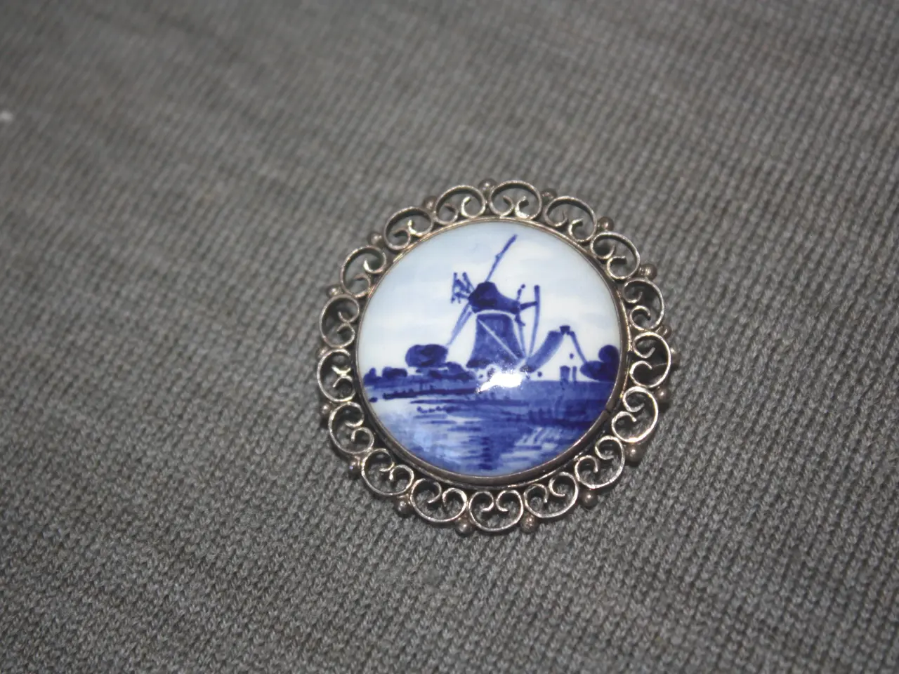 Billede 2 - Vintage Delft's Vindmølle Broche diam 3,4 cm