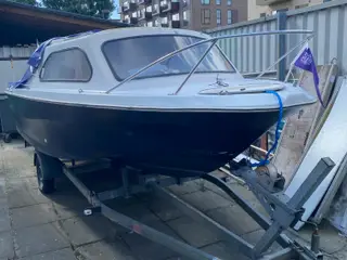 Shetland 536 med 45 hk Mariner og trailer.