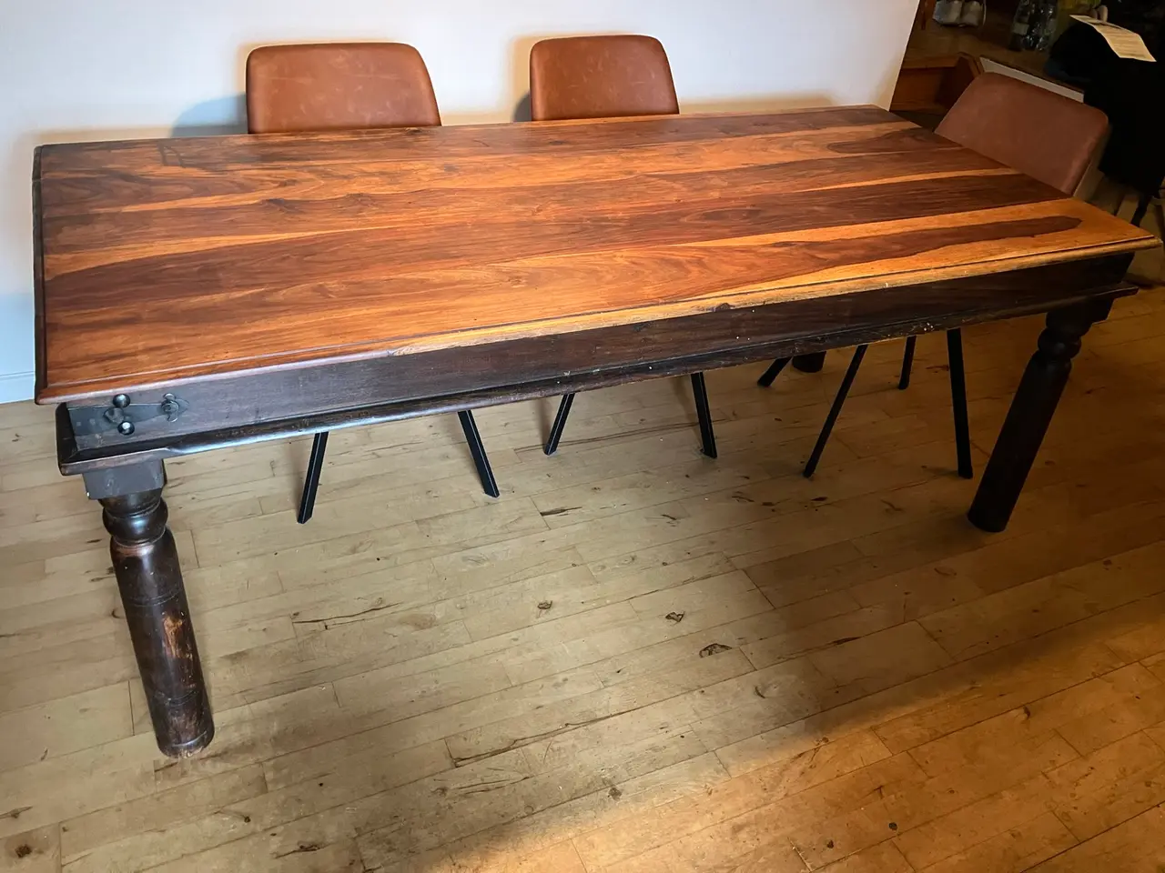 Billede 1 - Massivt spisebord i træ – 200 x 90 cm