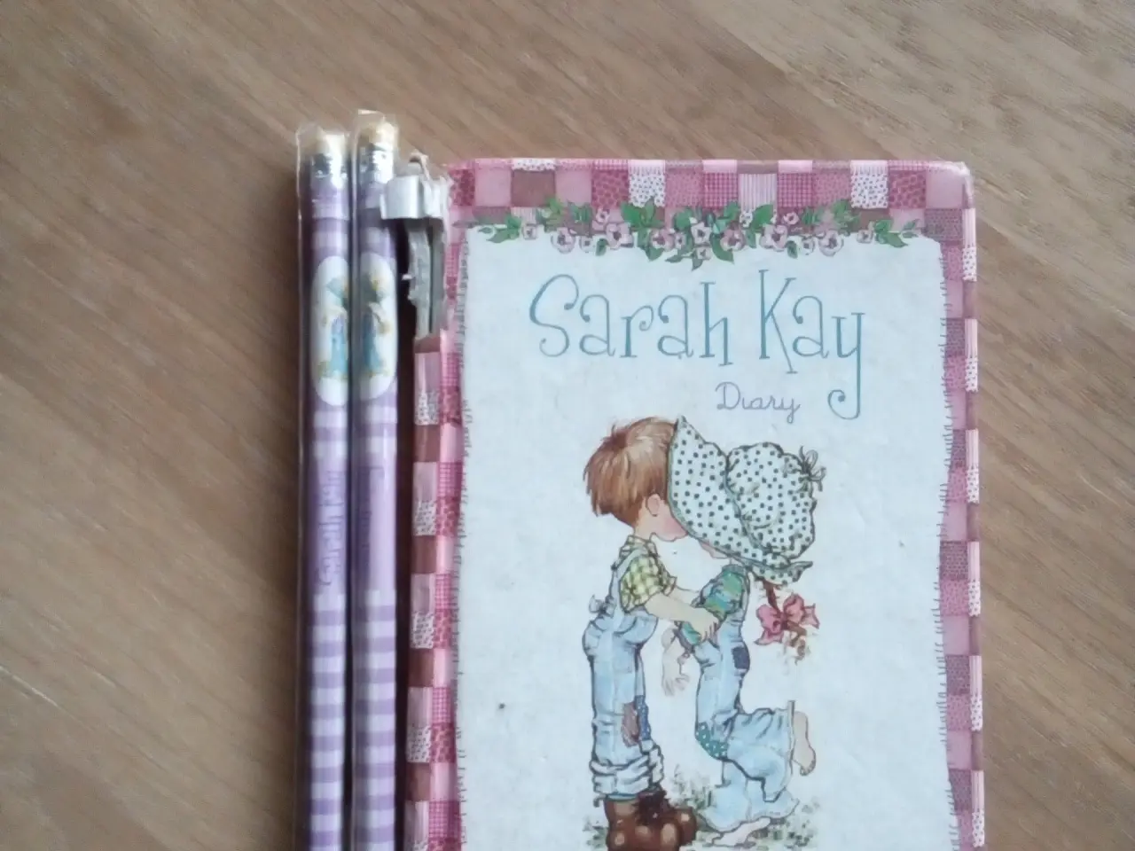 Billede 1 - Sarah Kay figurer,krus,blyanter,notesbog,kalender