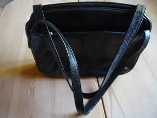Boxca, sort skindtaske