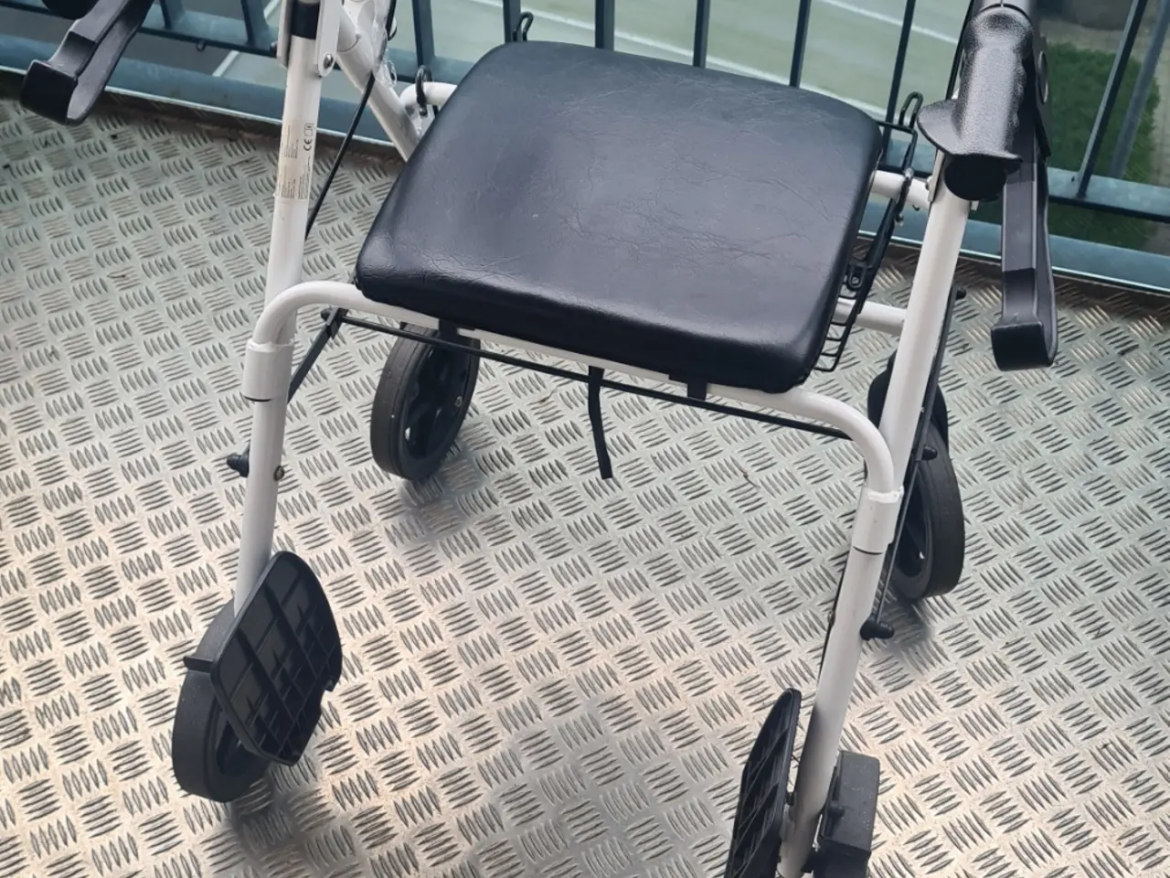 Billede 2 - Rollator med sæde og ryglæn