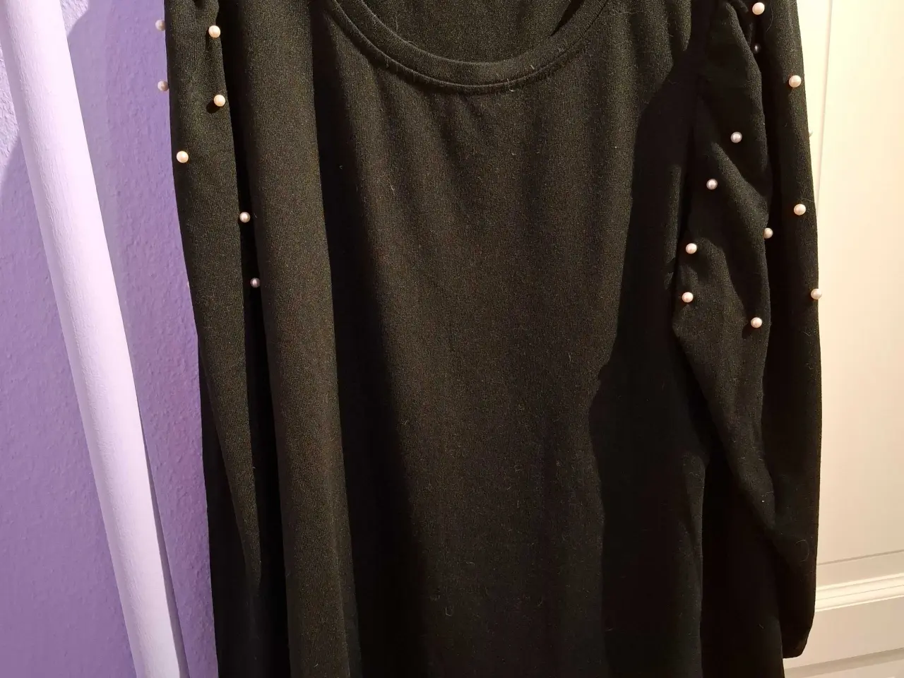 Billede 1 - Sort bluse fra Zizzi med perler på ærmerne