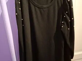 Sort bluse fra Zizzi med perler på ærmerne