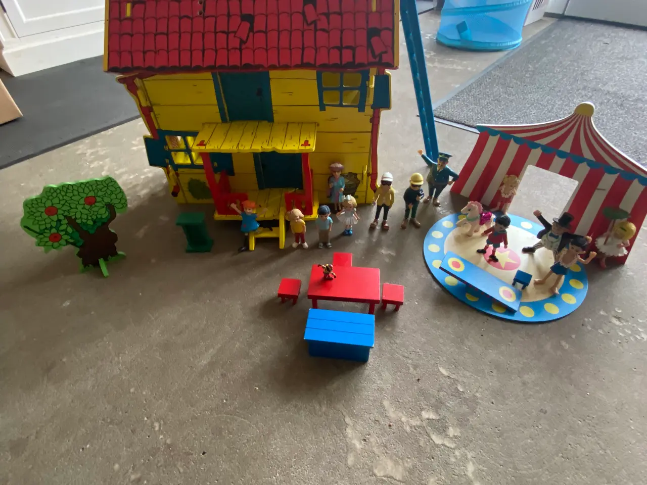 Billede 1 - Villa Kulla i træ med cirkus og figurer