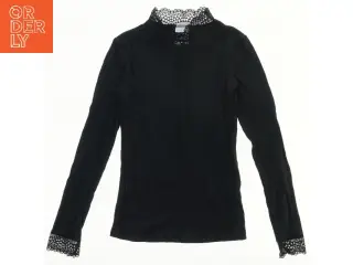 Bluse med blondedetaljer fra VRS (str. 140)