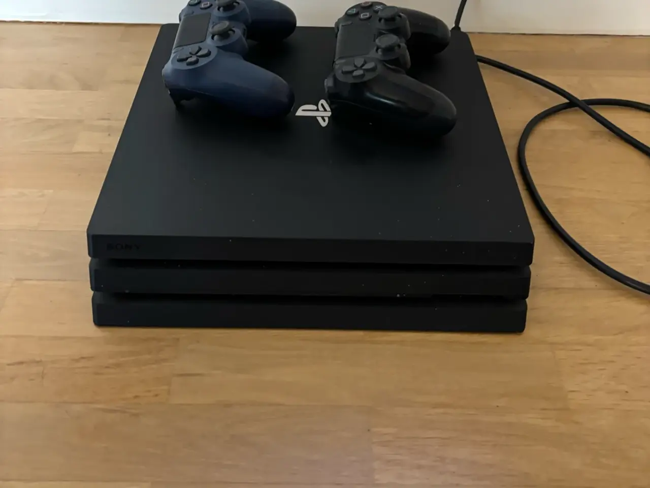 Billede 1 - Playstation 4 med tilhørende controllere