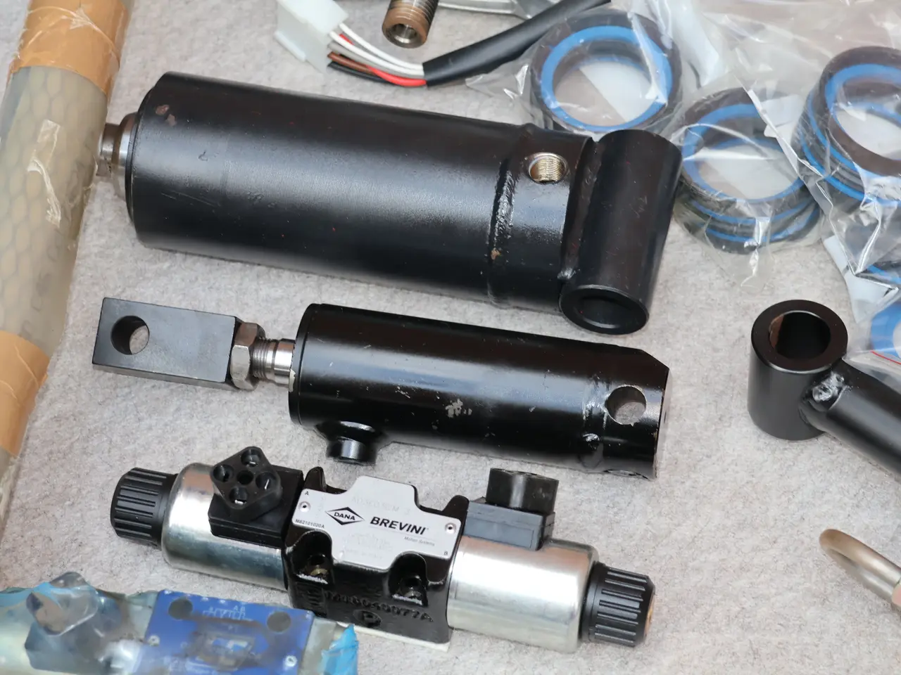 Billede 2 -  Hydraulik stempler, ventilblokke m.m. ubrugt.