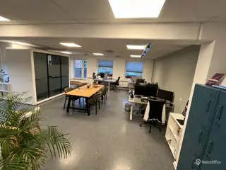 Stort hjørnekontor med udsigt til Forum og egen adgang til tagterrasse