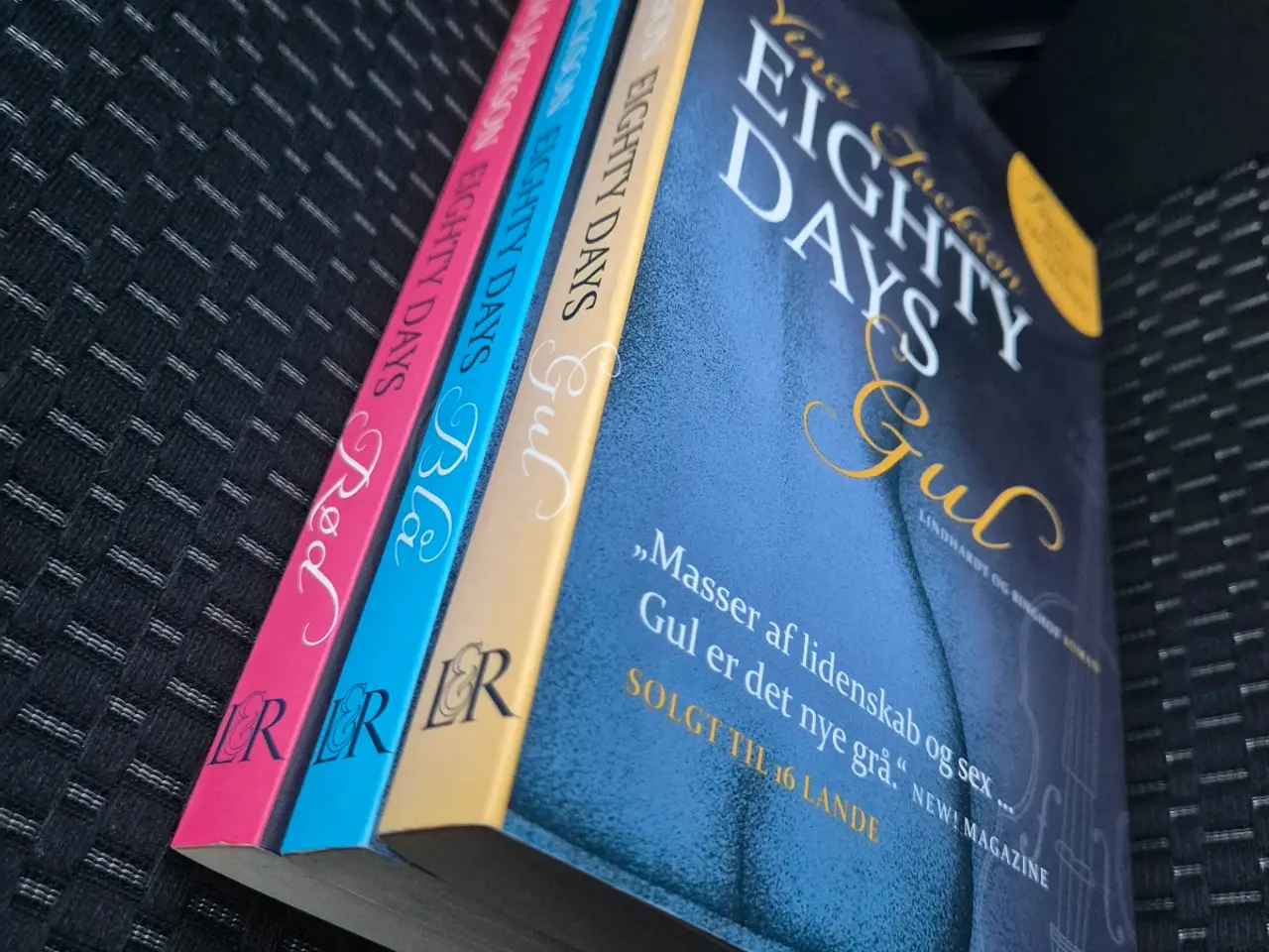Billede 1 - Eighty Days – Komplet trilogi – Gul, Blå og Rød