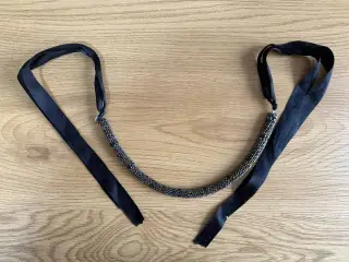 Luksuriøs sort perlekrave med satinbånd