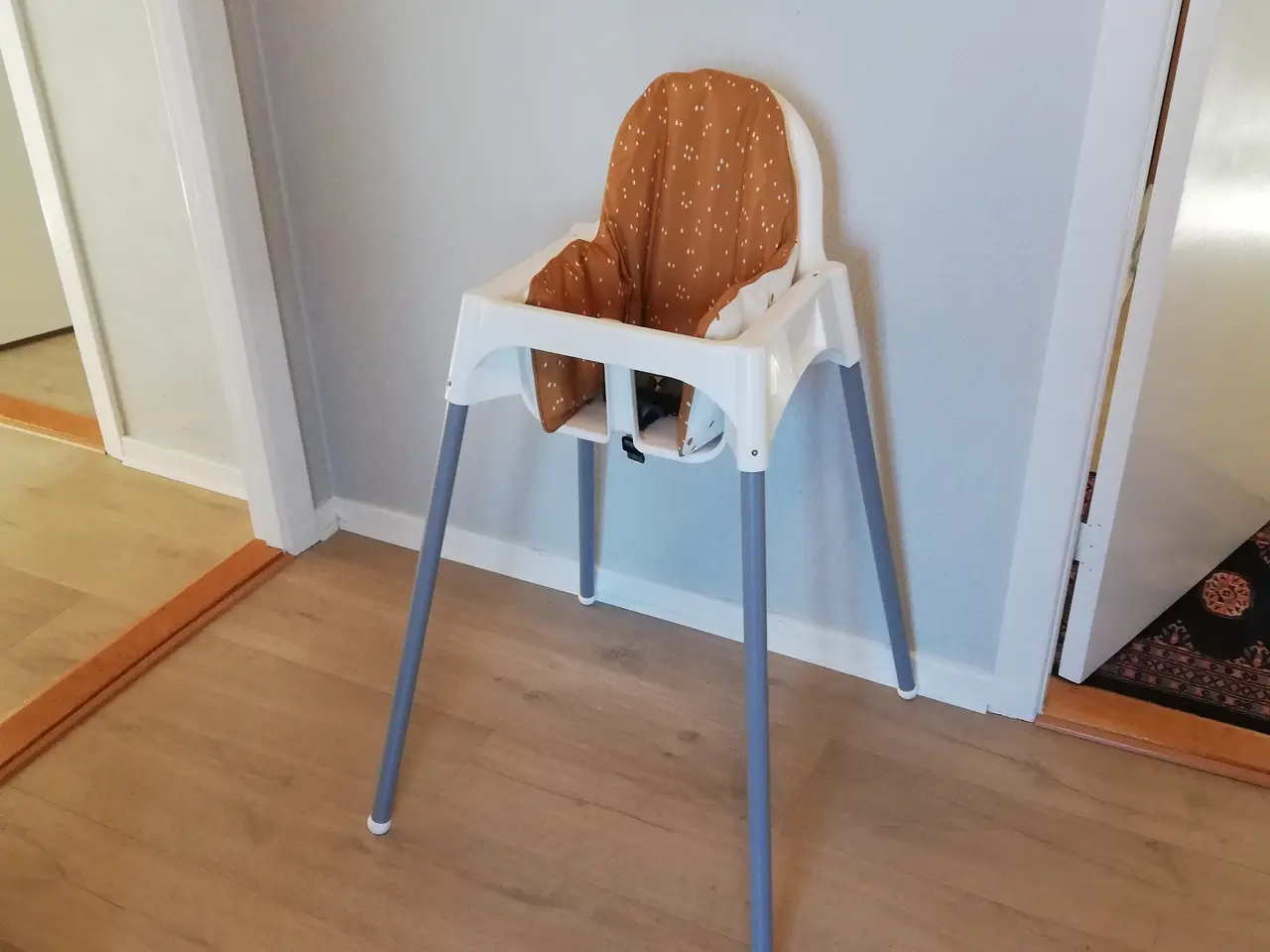 Billede 2 - Ikea højstol med bord, sele og ryghynde 
