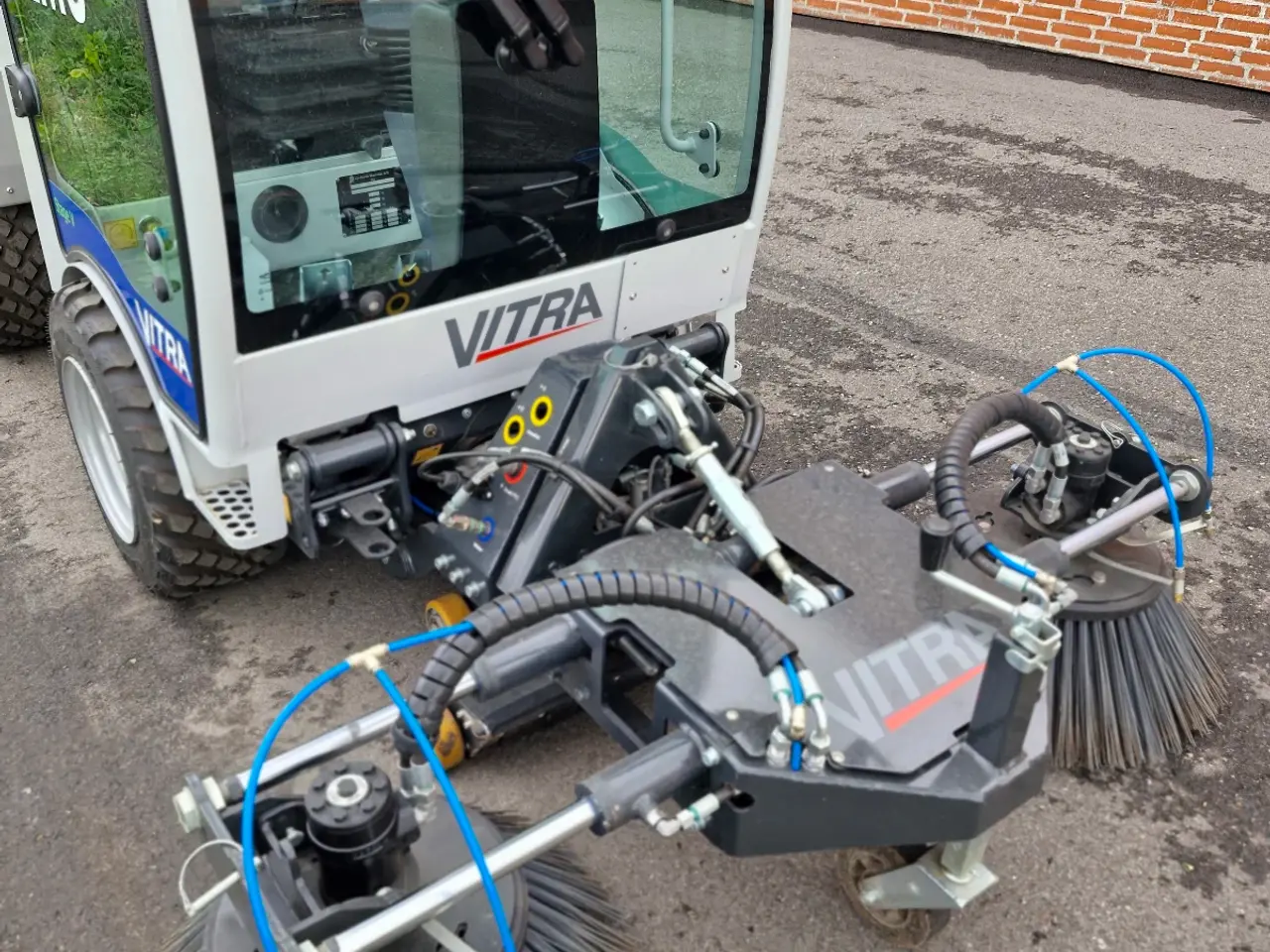 Billede 14 - VITRA C2.25 Redskabsbærer med feje/sug-anlæg