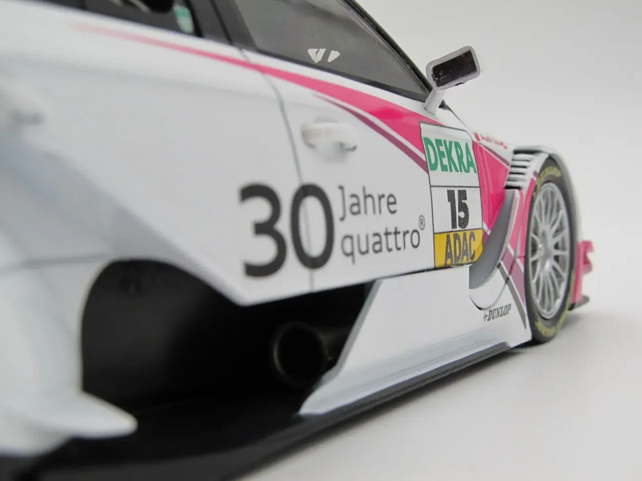 Billede 5 - 2010 Audi A4 DTM #15 1:18  Driver: Katherine Legge