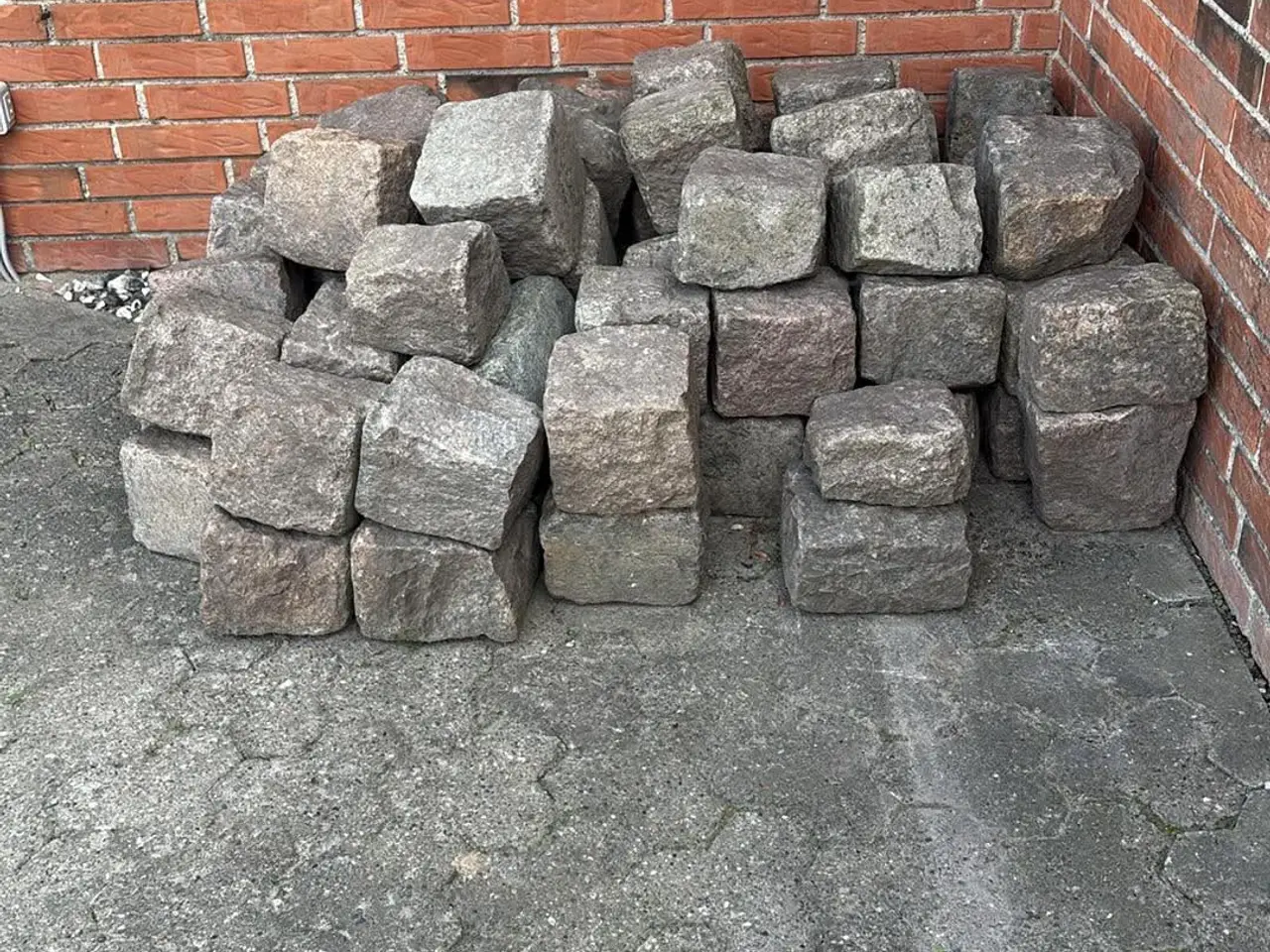 Billede 1 - Granitbrosten til salg